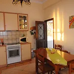 George Apartman Mirtiész